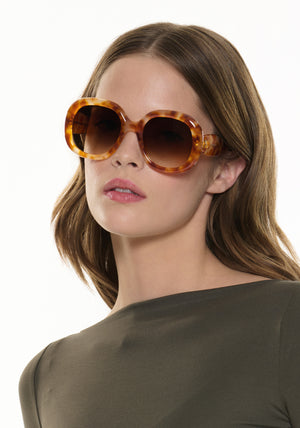 CHLOE | Blonde Amaro Handcrafted, luxury brown tan tortoise acetate round oversized KREWE sunglasses womens model | Model: Taylor